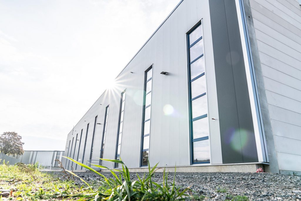 Fassade einer Logistikhalle mit Fensterbändern