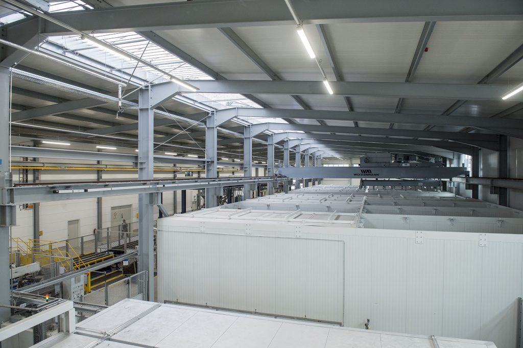 Produktionshalle mit Einbauten von oben