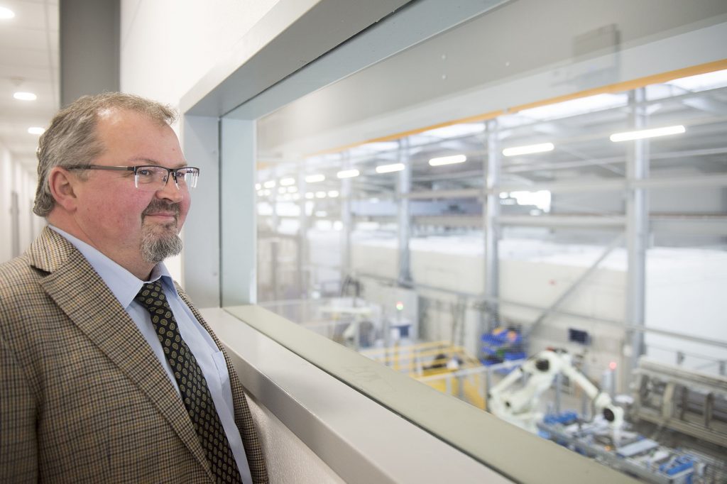 Blick aus dem Büro durch eine Glasscheibe in die Produktion