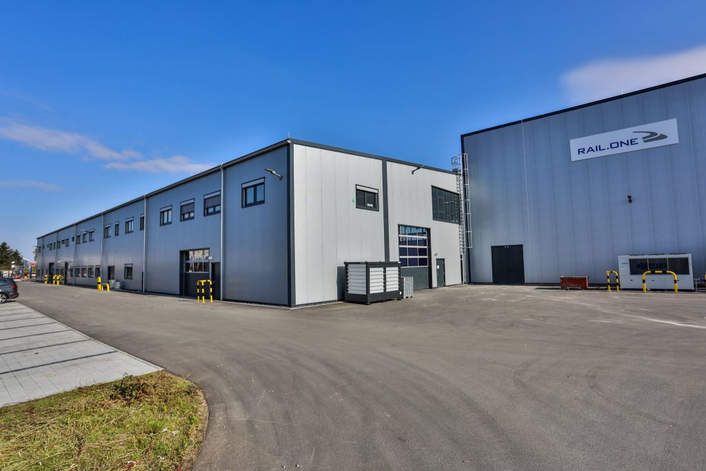Produktionshalle mit Bürotrakt