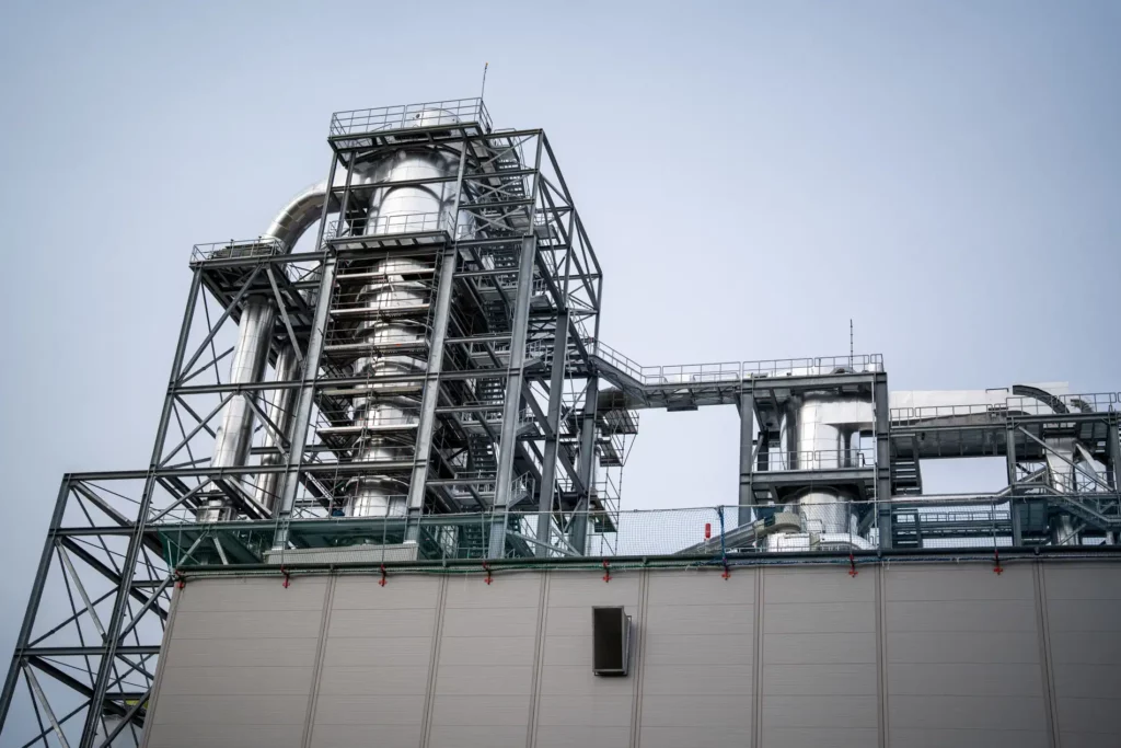 Industrieanlage mit Stahltragwerk auf einem Werksgebäude