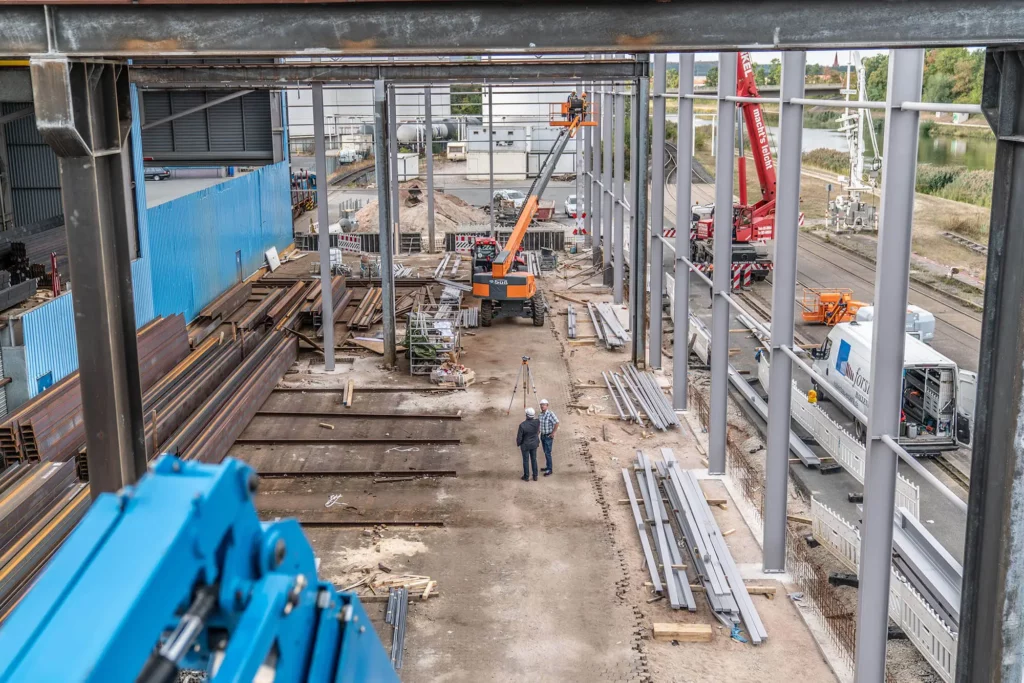 Blick in eine Stahlhalle während der Montage