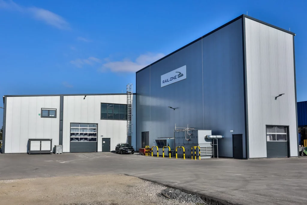Fertiggestellte Produktionshalle mit hohem Hallenteil